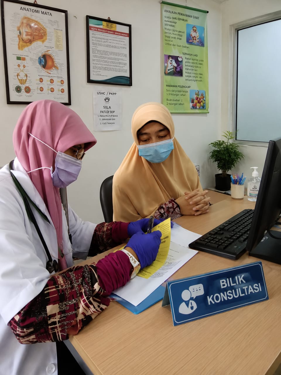 Sesi konsultasi pelanggan di Umi Sue Health Care Gombak