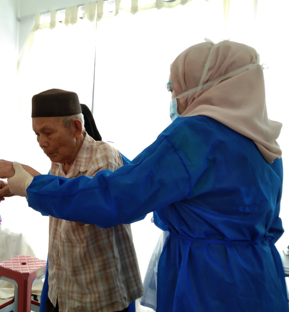 Rawatan warga emas di Umi Sue Health Care Gombak